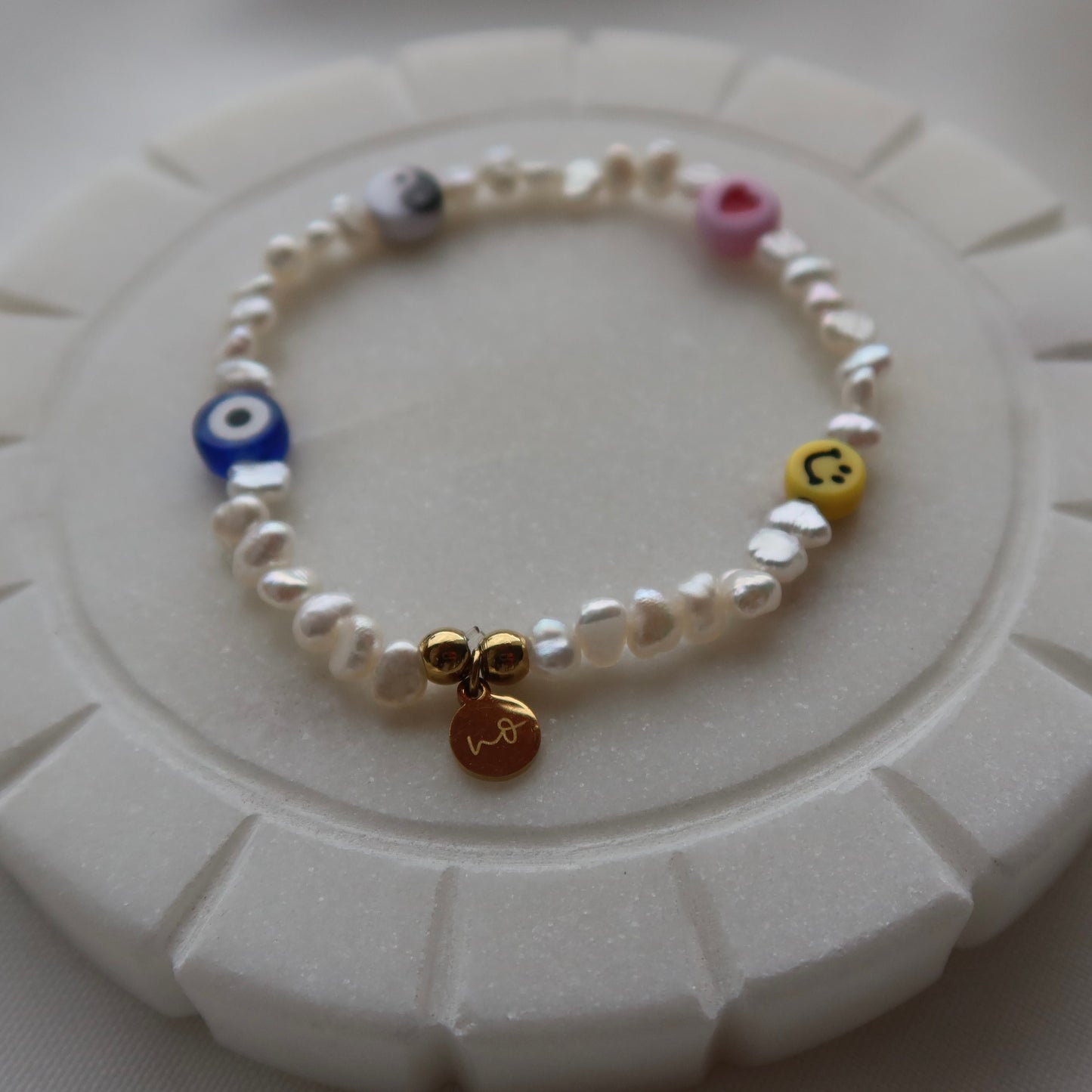 Buntes Armband mit Süßwasserperlen