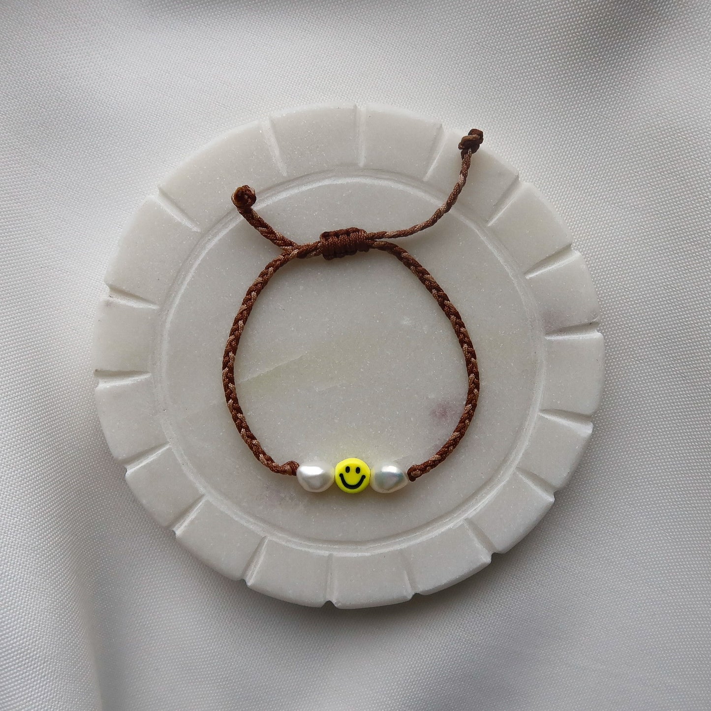 Geflochtenes Armband mit Smiley und Süßwasserperlen
