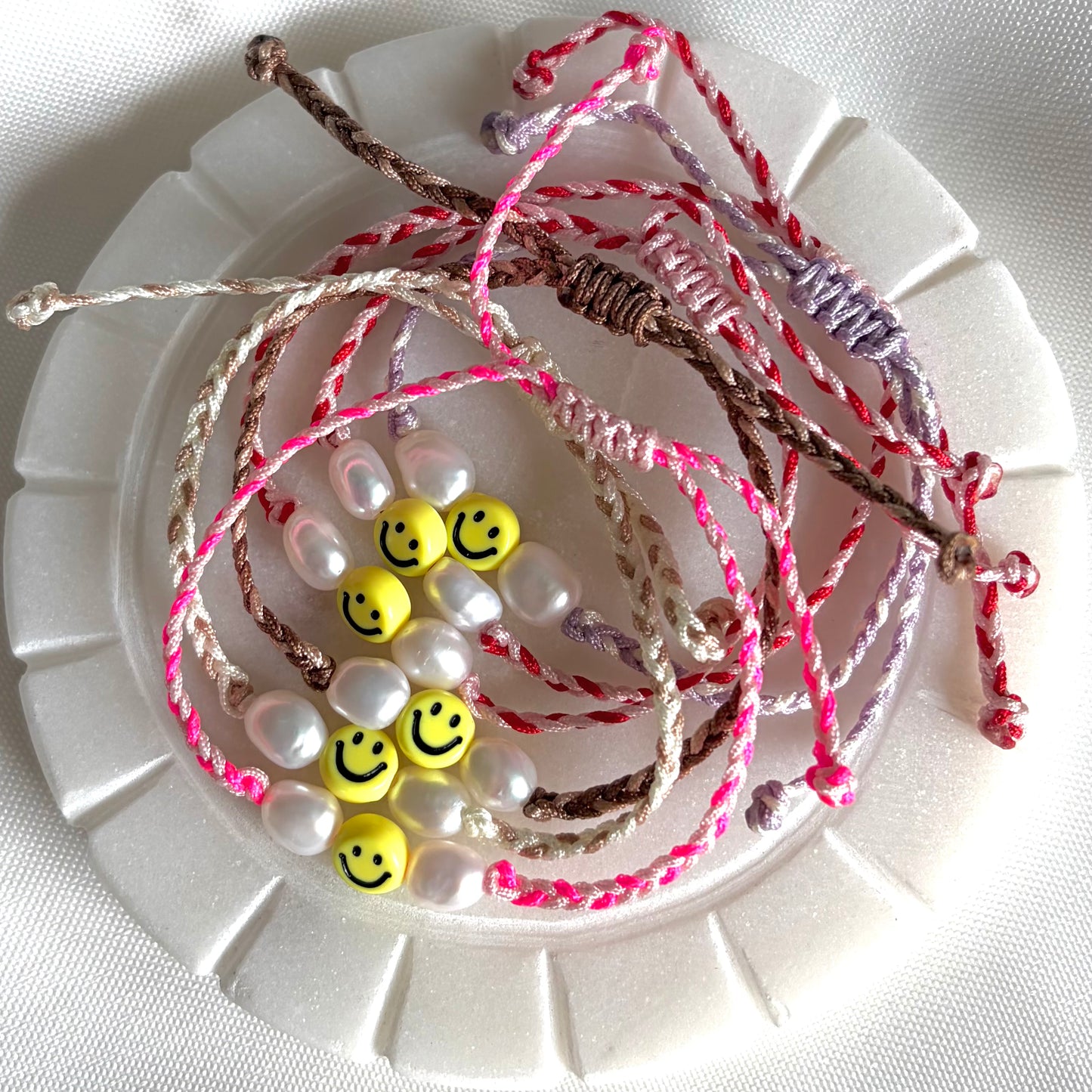 Geflochtenes Armband mit Smiley und Süßwasserperlen
